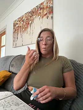 MimiMaee online show from 10/22/25, 12:37