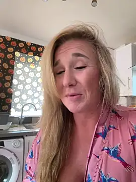 MimiMaee online show from 10/27/25, 02:07