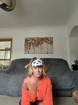 MimiMaee online show from 10/13/25, 12:07