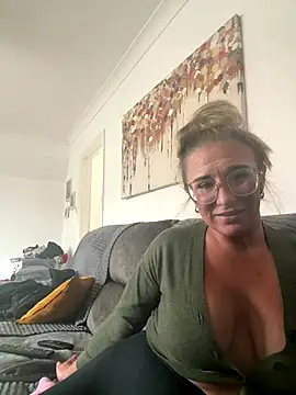 MimiMaee online show from 10/17/25, 10:50