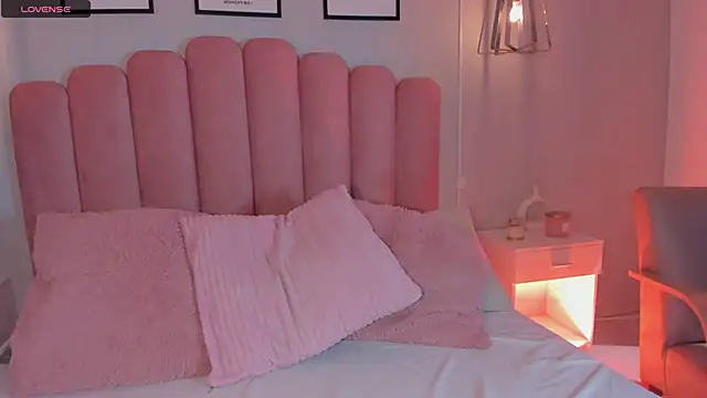 Snapshot of mara_swan_ chatting on 12/21/25, 03:25 mara swan online show from 12/21/25, 03:25