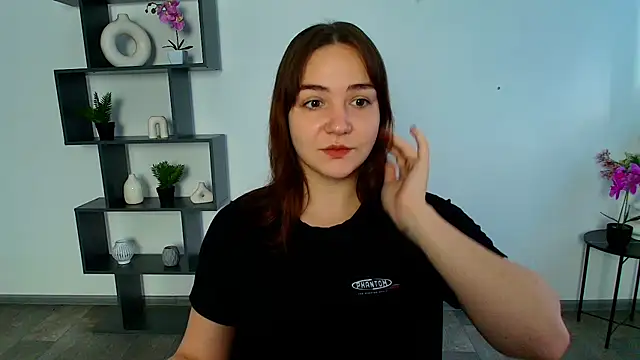 OliviaMontgommery online show from 11/18/25, 06:17