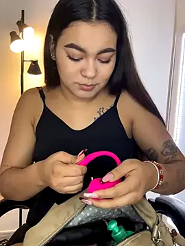 Snapshot of _Sarita_1 chatting on 12/04/25, 02:43 Sarita 1 online show from 12/04/25, 02:43