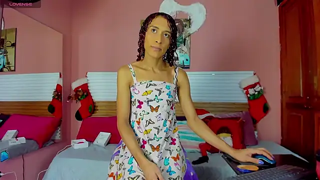 Snapshot of Tiffannydoll99 chatting on 11/28/25, 01:44 Tiffannydoll99 online show from 11/28/25, 01:44