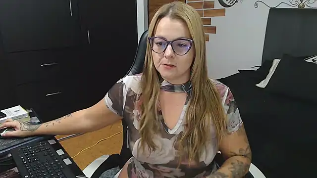 perlagoloza05 online show from 12/15/25, 02:39