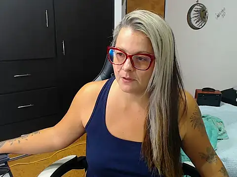 perlagoloza05 online show from 10/16/25, 01:58