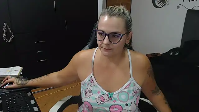 perlagoloza05 online show from 11/11/25, 02:50