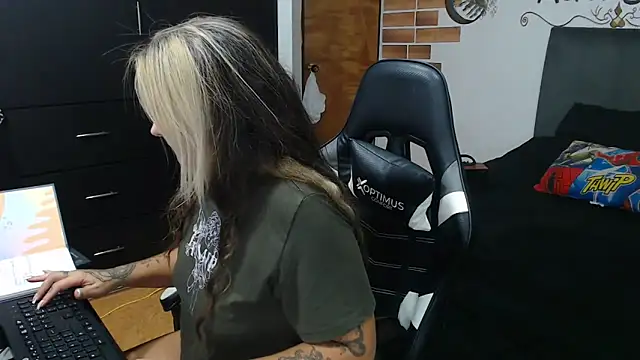 perlagoloza05 online show from 11/12/25, 03:10