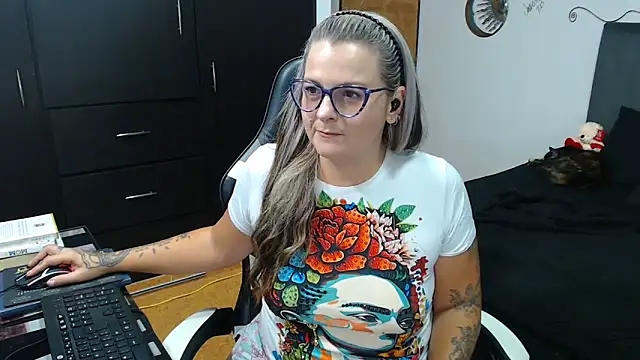 perlagoloza05 online show from 10/28/25, 03:51