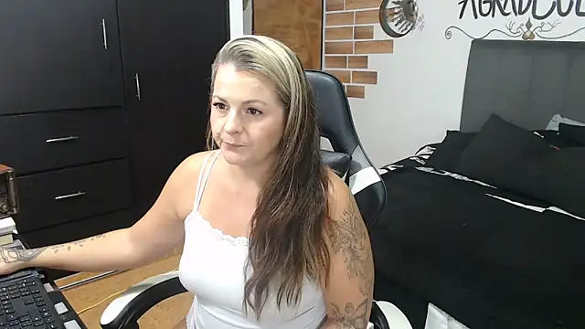 perlagoloza05 online show from 11/14/25, 03:21