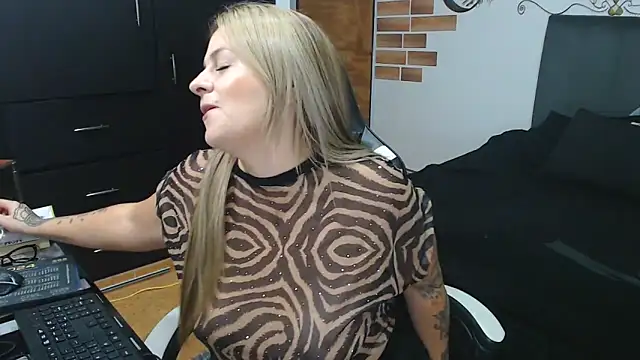 perlagoloza05 online show from 11/16/25, 03:00