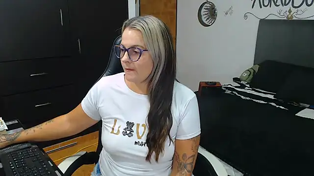 perlagoloza05 online show from 10/27/25, 03:18