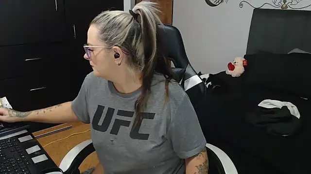 perlagoloza05 online show from 11/10/25, 02:27