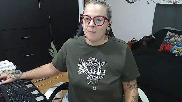 perlagoloza05 online show from 10/30/25, 03:27