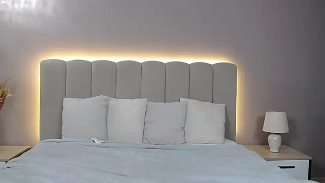 DianaMello online show from 12/17/25, 04:06