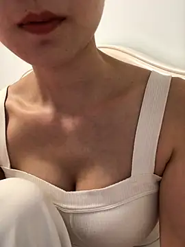 Snapshot of Mile-m chatting on 04/19/26, 11:33 Mile-m online show from 04/19/26, 11:33