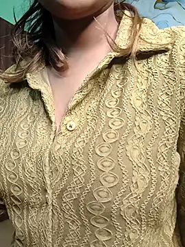 Snapshot of Laura_43 chatting on 11/07/25, 07:40 Laura 43 online show from 11/07/25, 07:40