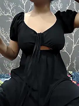 Snapshot of Laura_43 chatting on 11/13/25, 05:39 Laura 43 online show from 11/13/25, 05:39