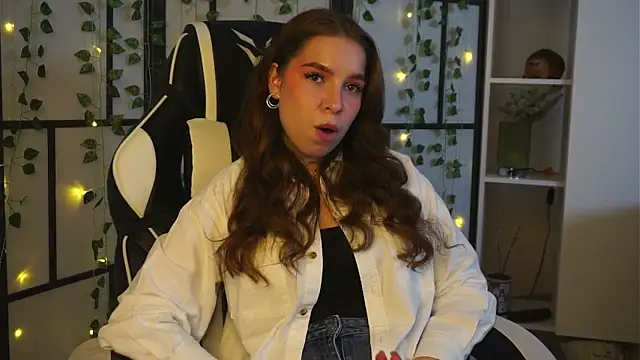 Snapshot of ToniaRoehr chatting on 10/08/25, 05:35 ToniaRoehr online show from 10/08/25, 05:35