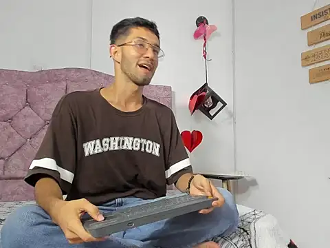 Snapshot of ianthompsoncut chatting on 10/10/25, 11:16 ianthompsoncut online show from 10/10/25, 11:16