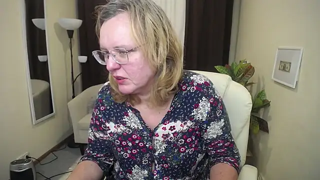 Snapshot of VestaWoody chatting on 11/15/25, 01:15 VestaWoody online show from 11/15/25, 01:15