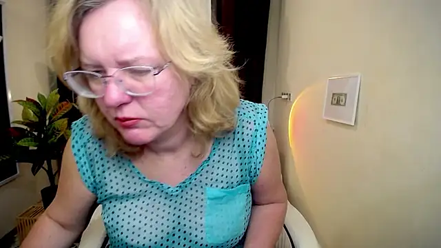 Snapshot of VestaWoody chatting on 10/08/25, 06:15 VestaWoody online show from 10/08/25, 06:15