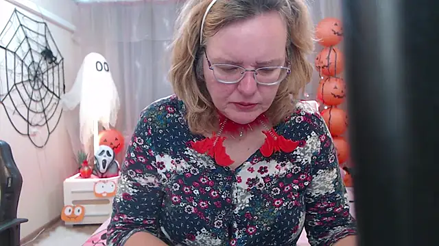 Snapshot of VestaWoody chatting on 10/16/25, 06:10 VestaWoody online show from 10/16/25, 06:10