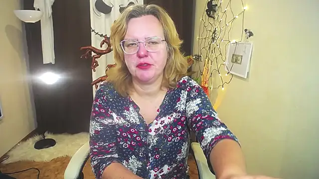 Snapshot of VestaWoody chatting on 10/18/25, 06:15 VestaWoody online show from 10/18/25, 06:15