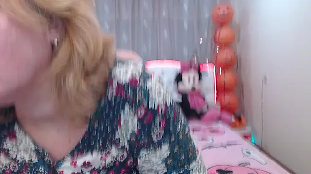 Snapshot of VestaWoody chatting on 10/13/25, 06:26 VestaWoody online show from 10/13/25, 06:26