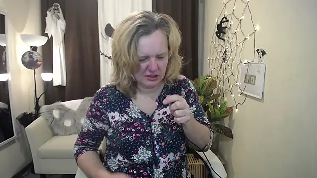 Snapshot of VestaWoody chatting on 10/29/25, 06:56 VestaWoody online show from 10/29/25, 06:56