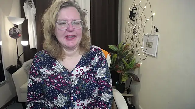 Snapshot of VestaWoody chatting on 10/31/25, 07:05 VestaWoody online show from 10/31/25, 07:05