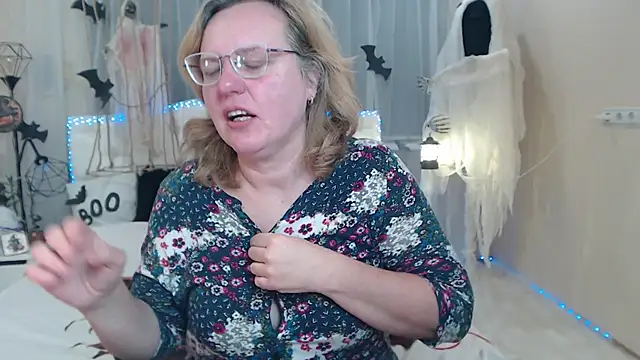 Snapshot of VestaWoody chatting on 10/17/25, 06:28 VestaWoody online show from 10/17/25, 06:28