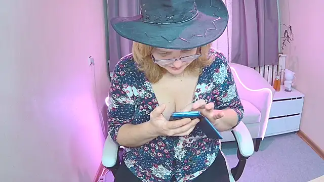 Snapshot of VestaWoody chatting on 11/24/25, 07:19 VestaWoody online show from 11/24/25, 07:19