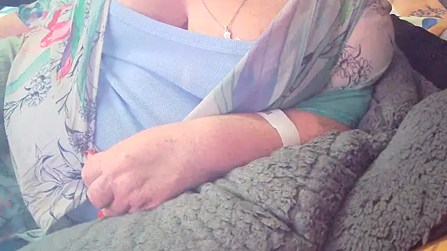 Snapshot of Playful_MILF_Demi chatting on 02/06/26, 10:00 Playful MILF Demi online show from 02/06/26, 10:00