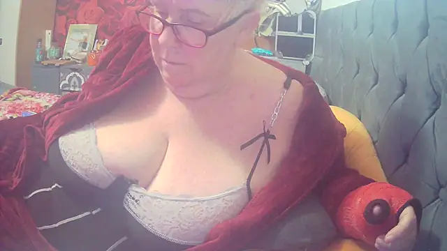 Playful MILF Demi online show from 10/19/25, 10:29