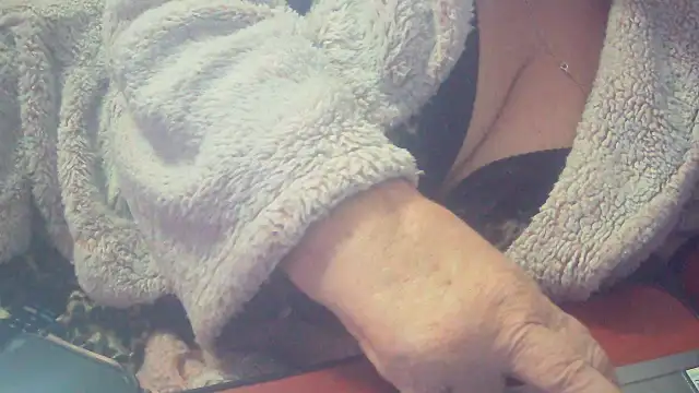 Playful MILF Demi online show from 10/31/25, 12:29