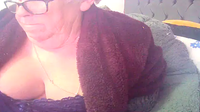 Playful MILF Demi online show from 03/08/26, 01:00