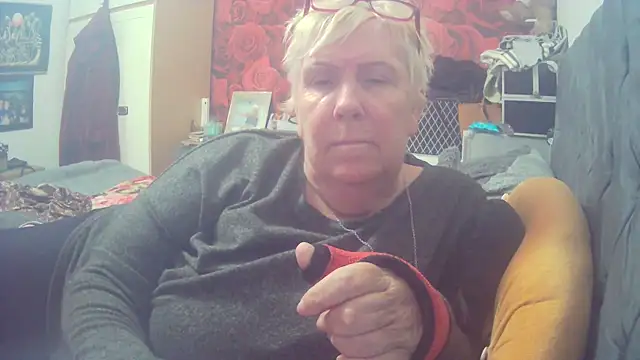 Playful MILF Demi online show from 10/20/25, 12:06