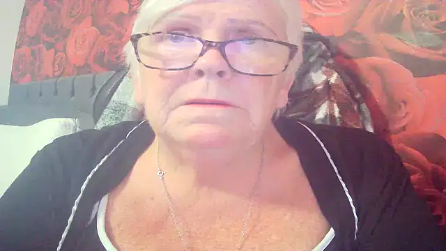 Playful MILF Demi online show from 05/12/26, 09:59