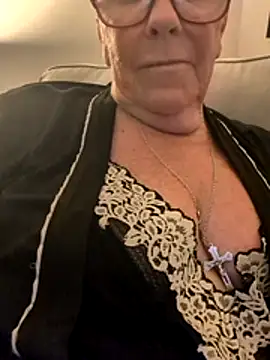 Snapshot of Playful_MILF_Demi chatting on 06/12/26, 09:56 Playful MILF Demi online show from 06/12/26, 09:56