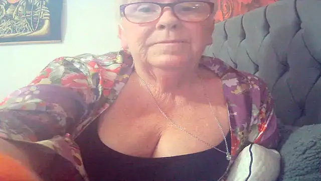 Playful MILF Demi online show from 04/12/26, 08:06
