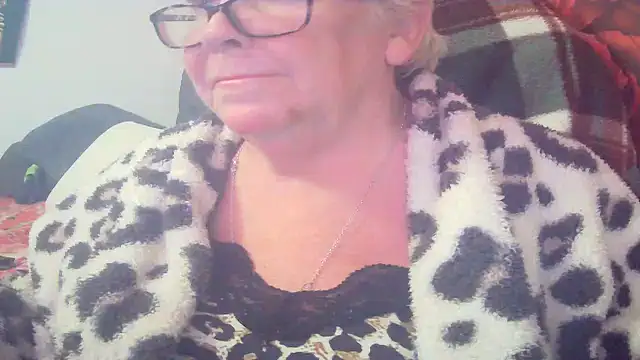 Playful MILF Demi online show from 04/28/26, 07:29