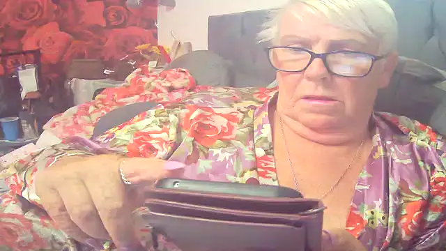 Snapshot of Playful_MILF_Demi chatting on 07/17/26, 08:11 Playful MILF Demi online show from 07/17/26, 08:11