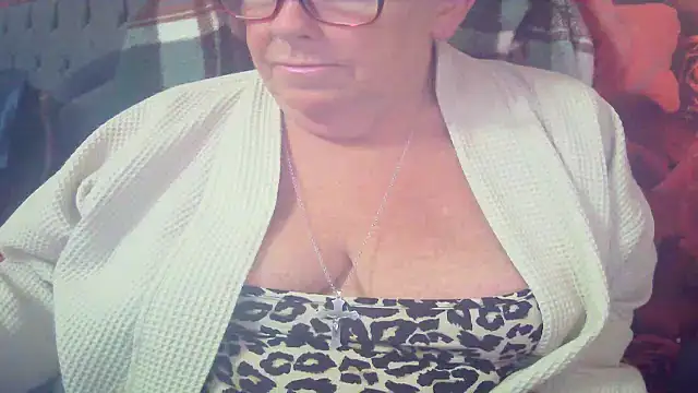 Snapshot of Playful_MILF_Demi chatting on 06/11/26, 08:50 Playful MILF Demi online show from 06/11/26, 08:50