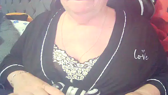 Playful MILF Demi online show from 03/08/26, 10:35