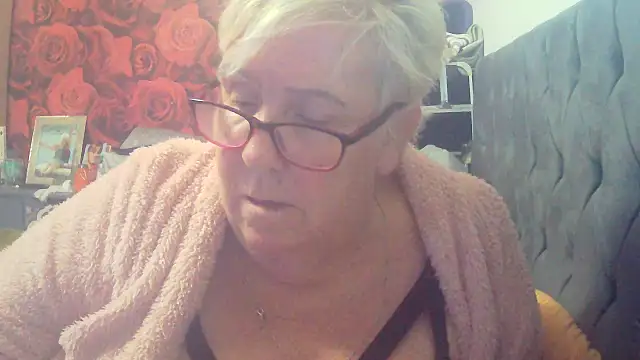 Playful MILF Demi online show from 11/06/25, 09:57