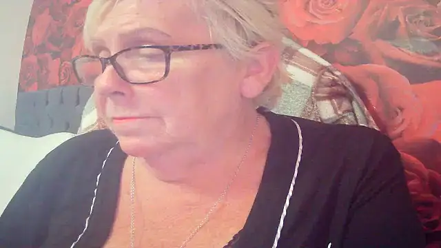 Playful MILF Demi online show from 05/04/26, 12:08