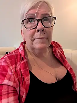 Snapshot of Playful_MILF_Demi chatting on 02/11/26, 09:31 Playful MILF Demi online show from 02/11/26, 09:31