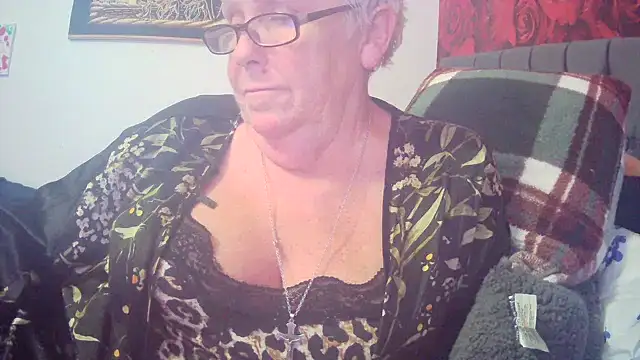 Snapshot of Playful_MILF_Demi chatting on 02/24/26, 12:33 Playful MILF Demi online show from 02/24/26, 12:33