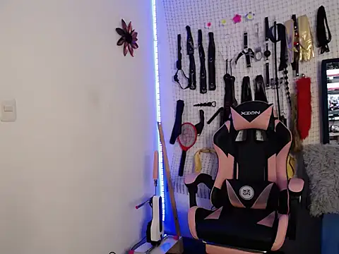 Snapshot of Aron_and_Queen_Annie chatting on 12/21/25, 07:37 Aron and Queen Annie online show from 12/21/25, 07:37